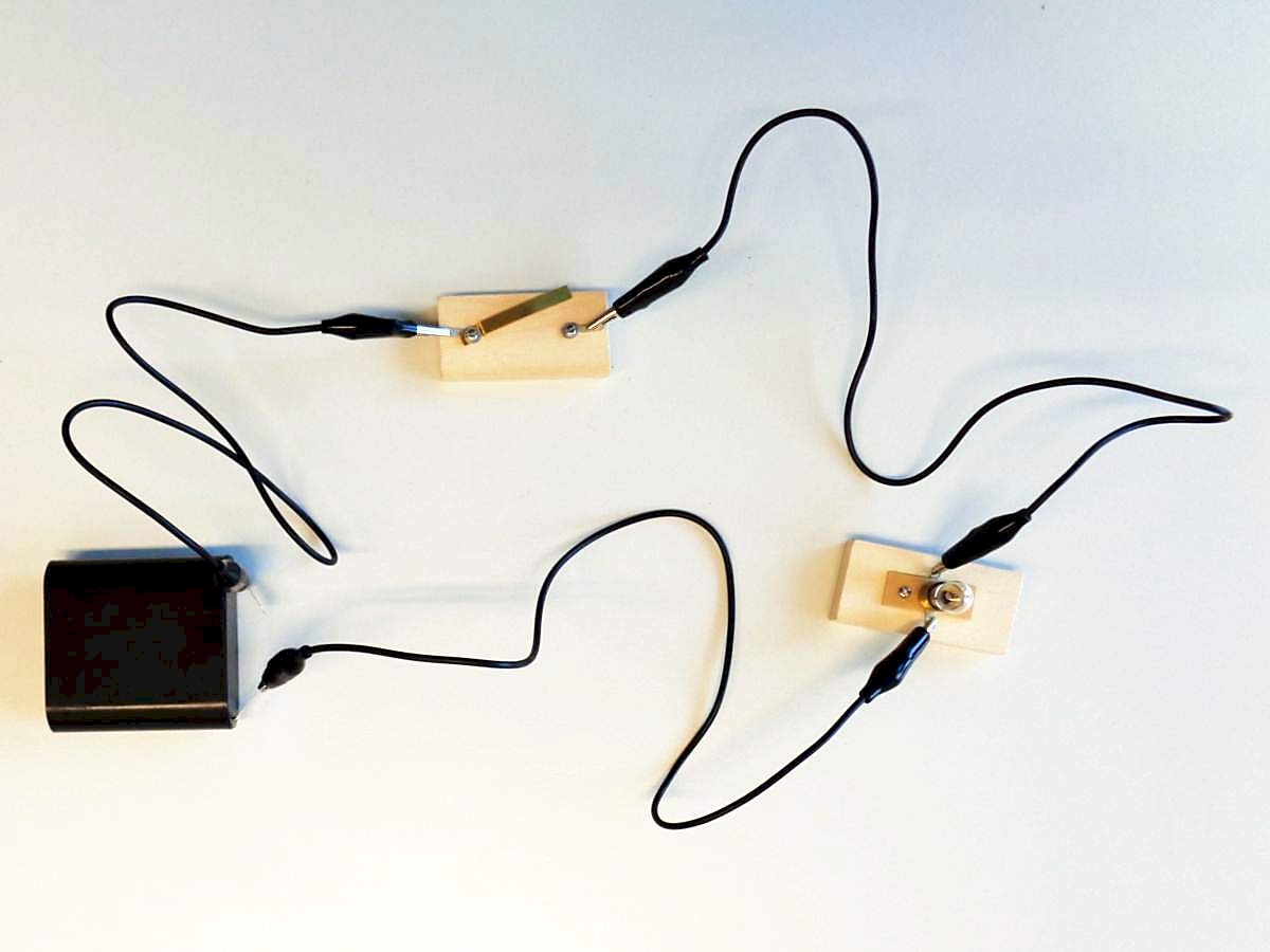 Kabel mit Krokodilklemmen für Elektrotechnikversuche in der Schule